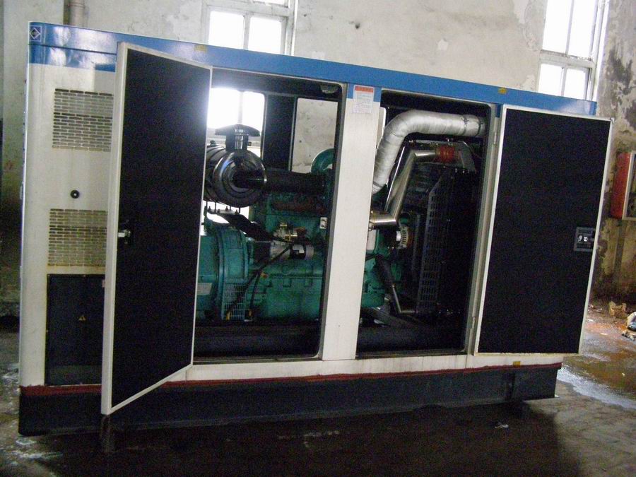 蘇州發(fā)電機(jī)100KW康明斯防雨型機(jī)組